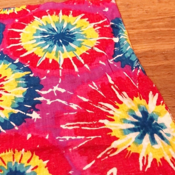 Red tie dye sunburst pattern printed bandana scarf - Picture 4 of 6